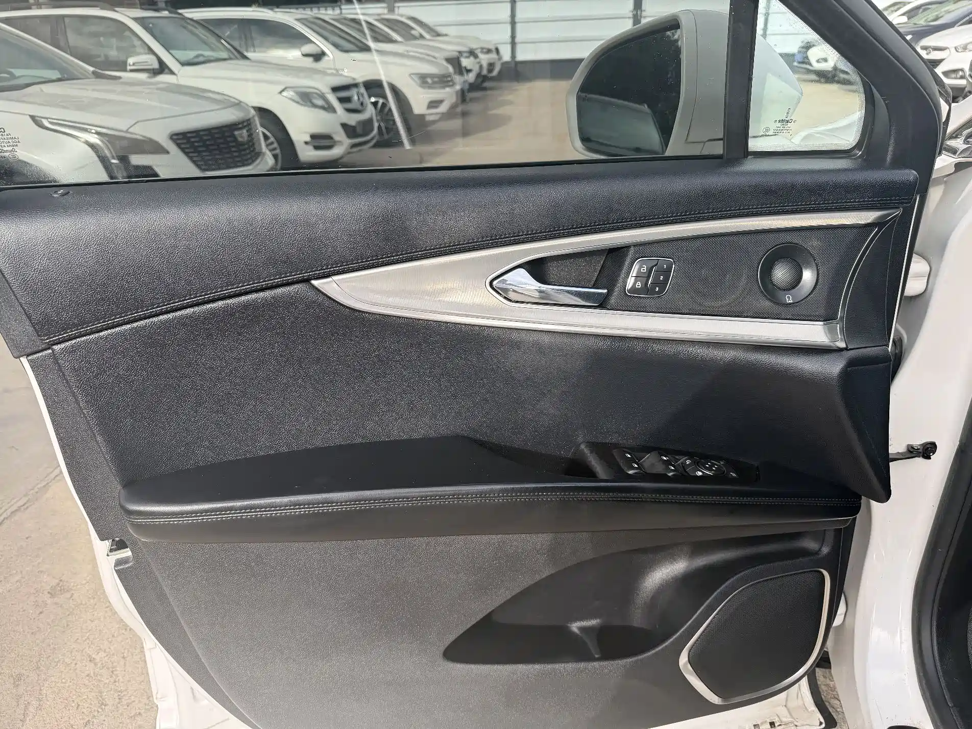 Photo 3 - Lincoln MKX