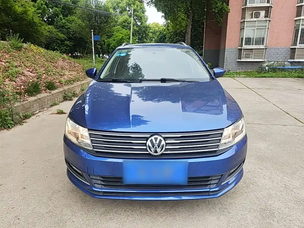Volkswagen Lavida Tour 2015 1.6L Automatic Comfort Edition фото 3