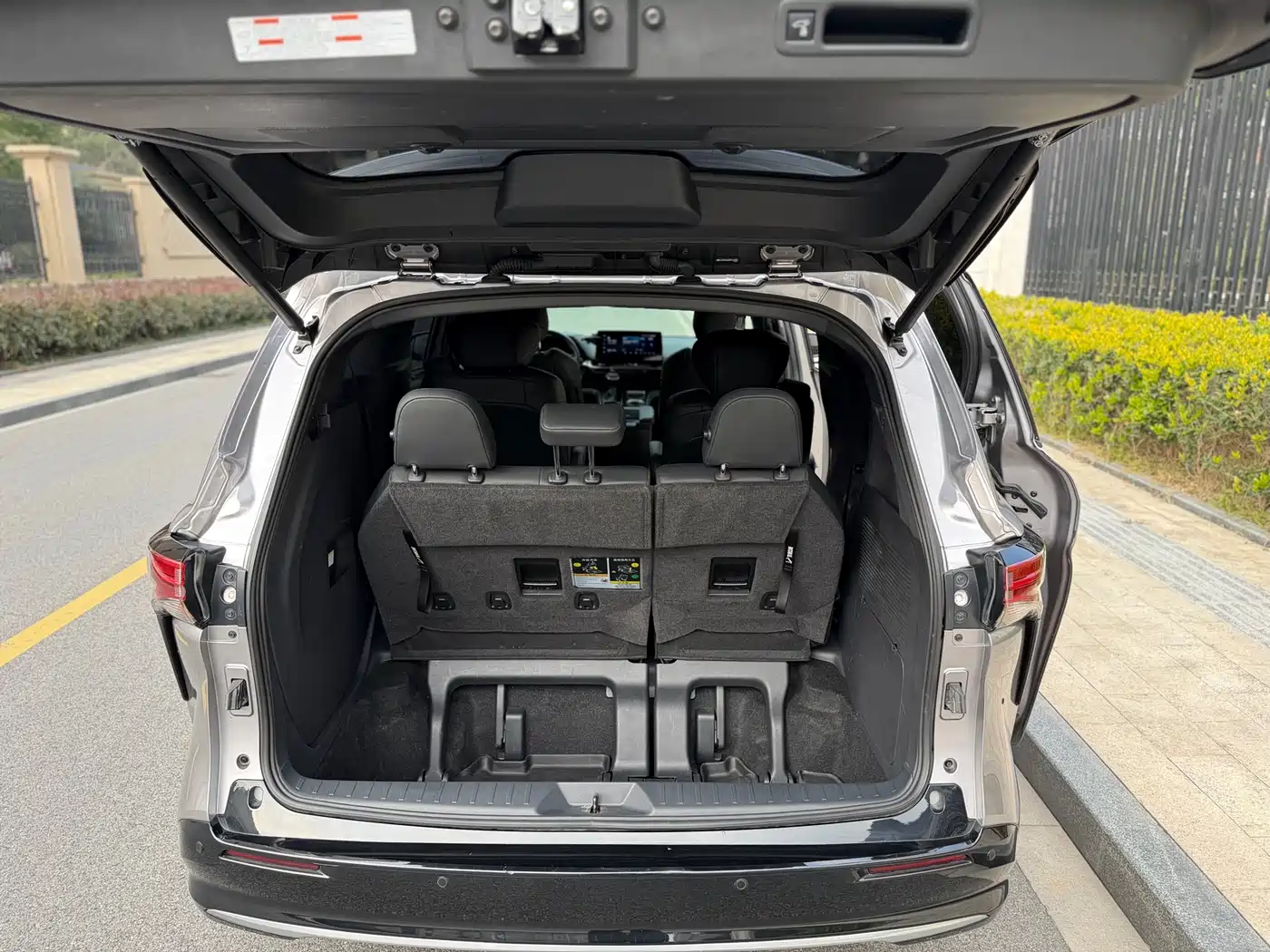 Toyota Sienna 2023 2.5L Hybrid Premium Edition фото 18