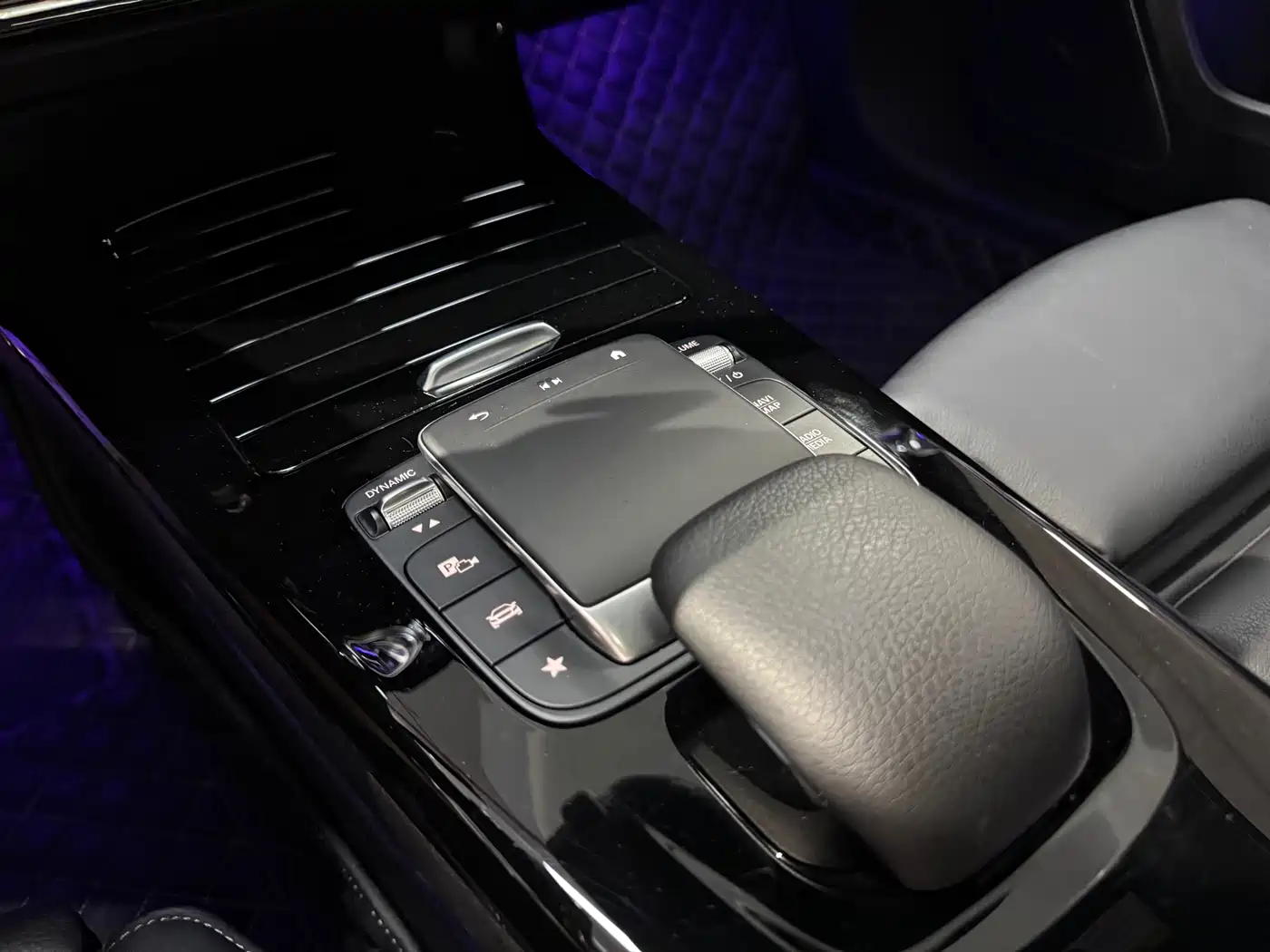 Mercedes-Benz A-Class AMG 2024 Facelift AMG A 35 L 4MATIC фото 8