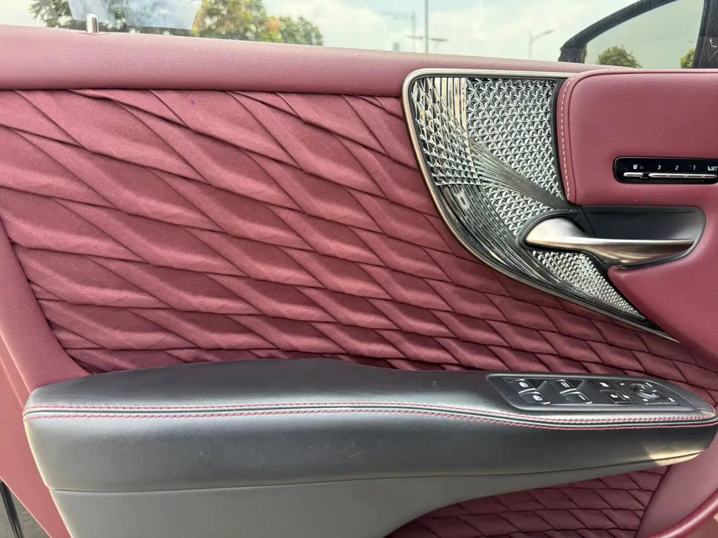 Фото 8 - Lexus LS