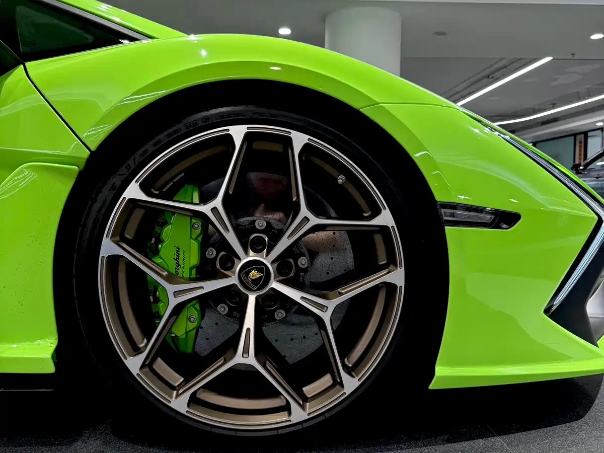 LAMBORGHINI REVUELTO