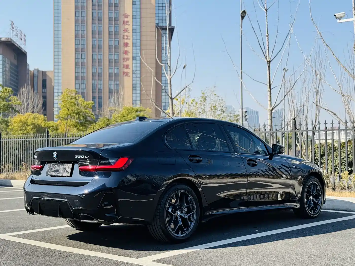 BMW 3 Series 2025 330Li M Sport Night Edition фото 7