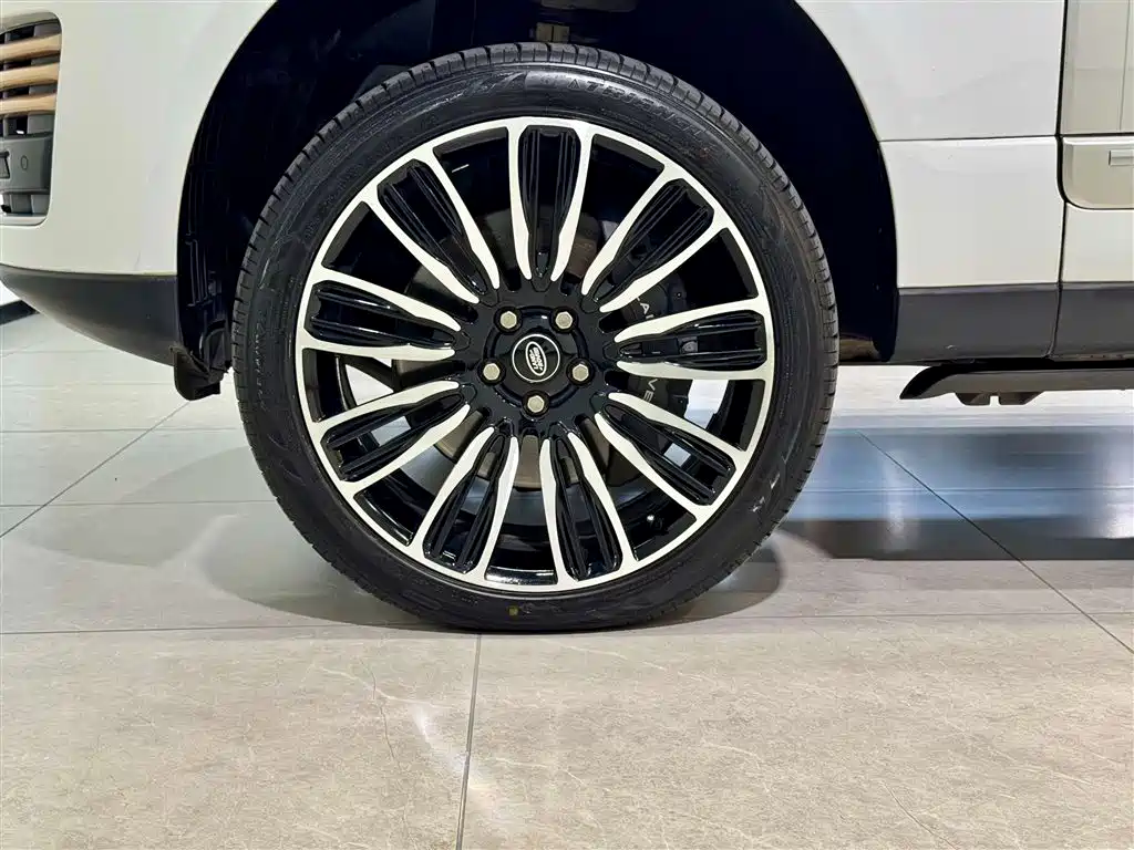 Land Rover Range Rover 2021 3.0 L6 Heritage Extended Classic Edition фото 10