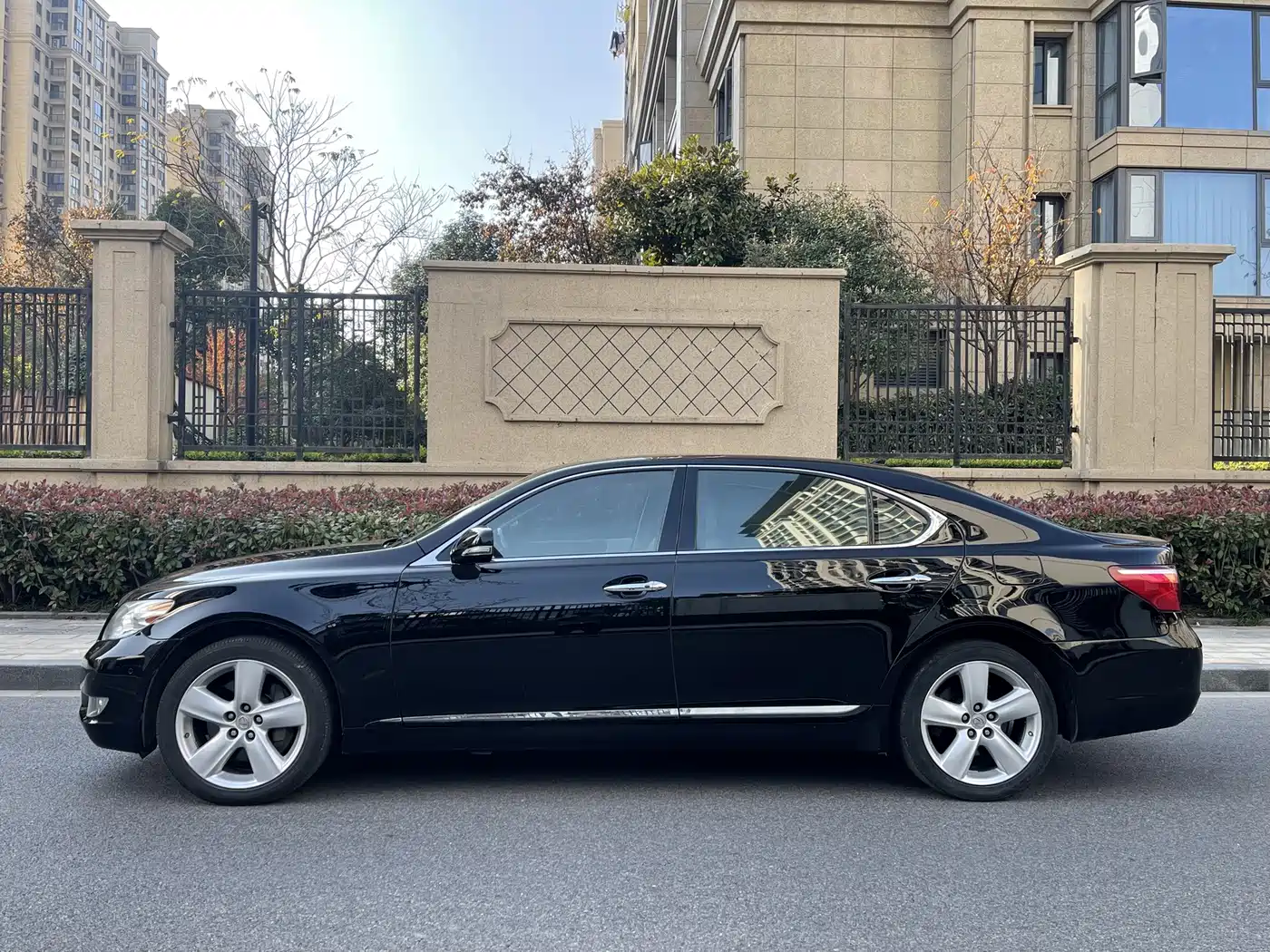 Фото 4 - Lexus LS