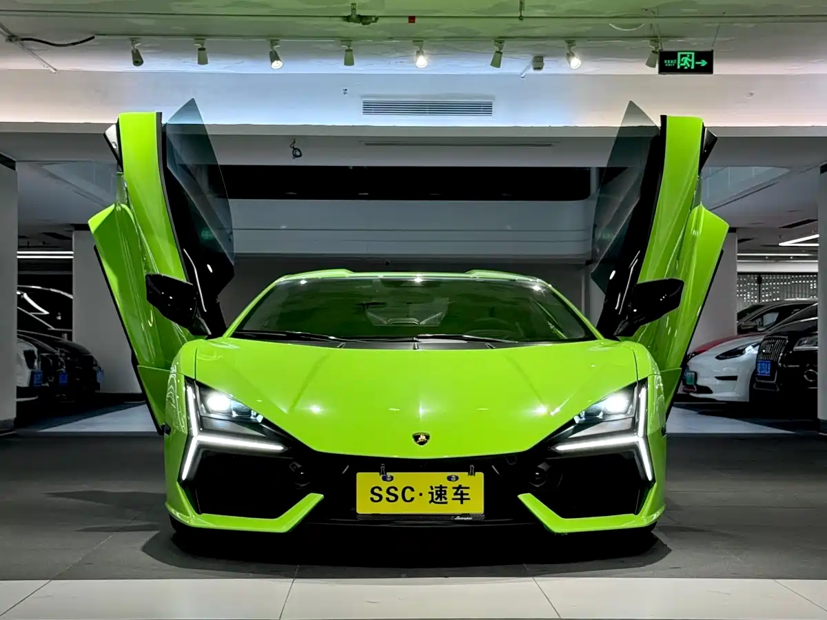 LAMBORGHINI REVUELTO