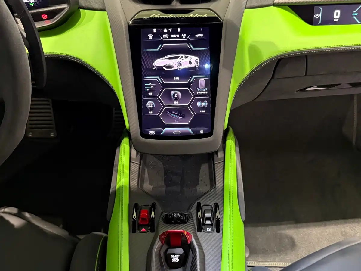 LAMBORGHINI REVUELTO