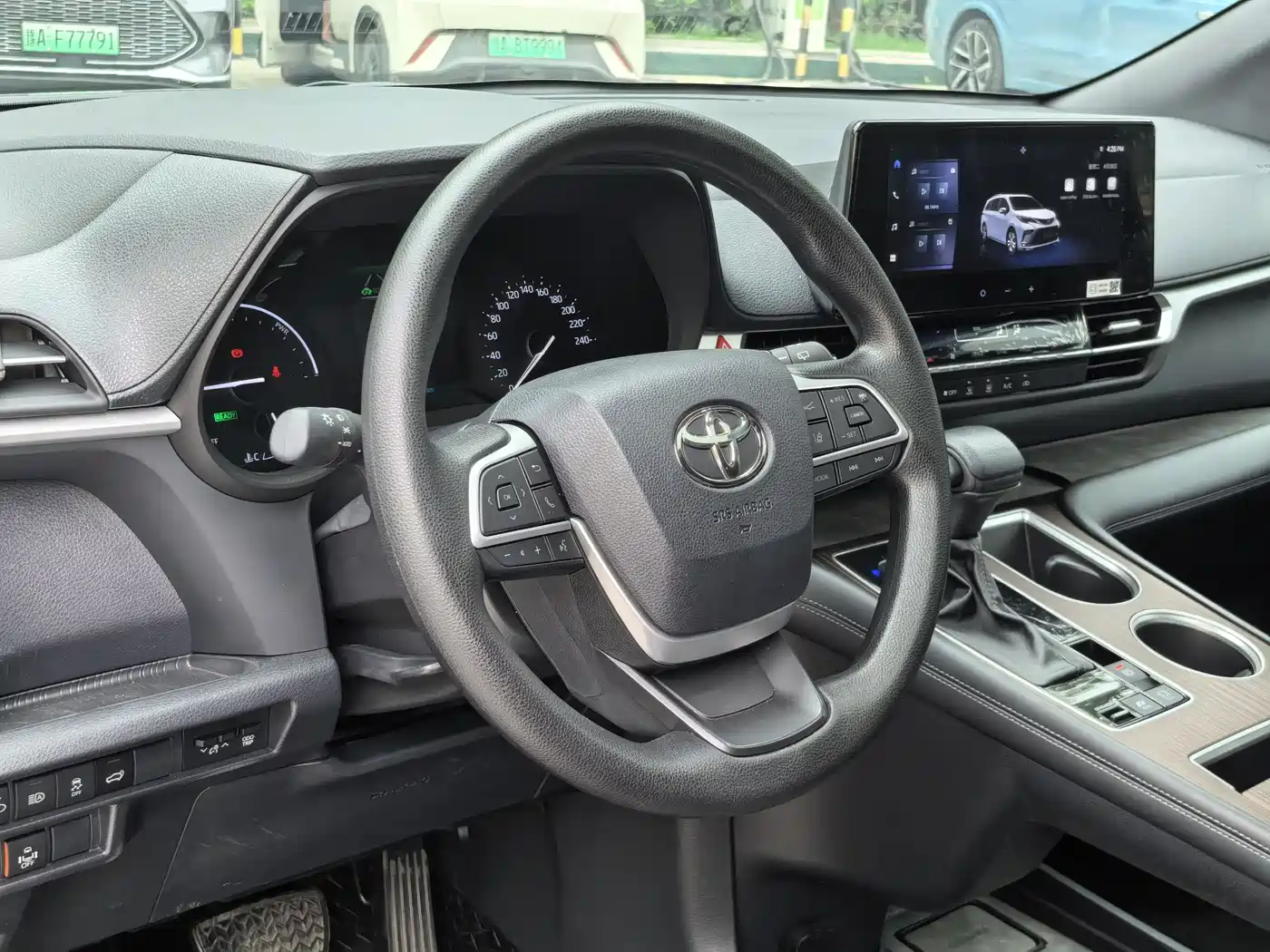 Toyota Granvia 2024 2.5L Hybrid Luxury фото 7