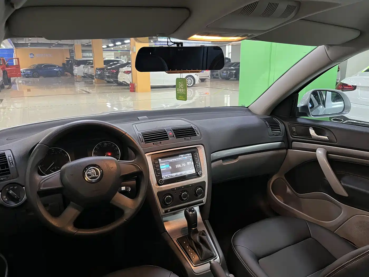 Škoda Octavia 2015 Classic 1.6L Automatic Leisure Edition фото 9
