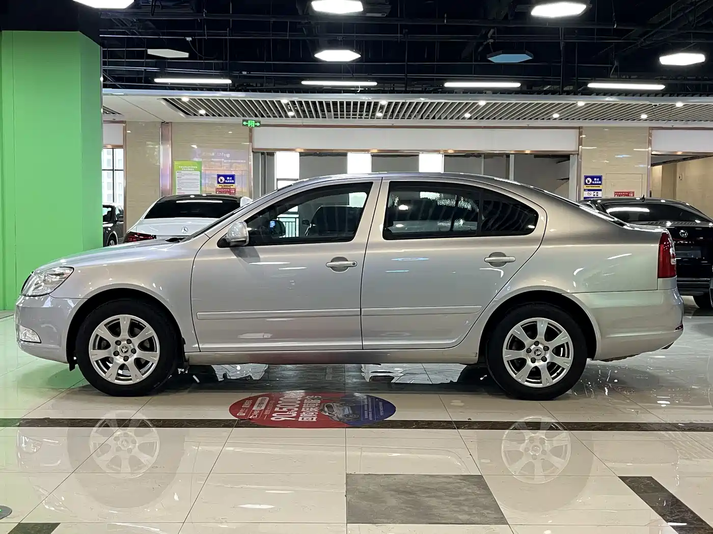 Škoda Octavia 2015 Classic 1.6L Automatic Leisure Edition фото 4