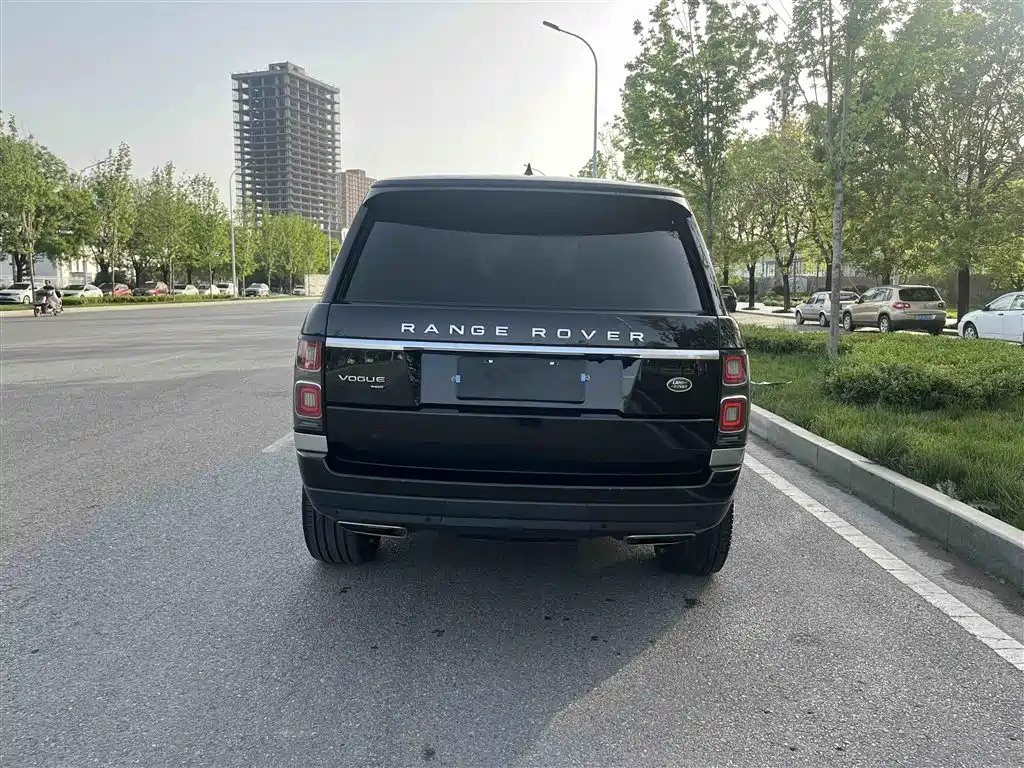 Land Rover Range Rover 2021 3.0 L6 Heritage Extended Classic Edition фото 8