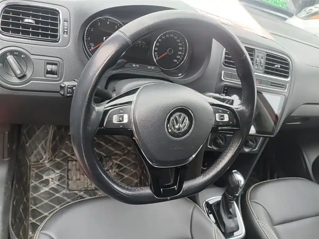 Volkswagen Polo 2016 1.6L Automatic Comfort фото 11