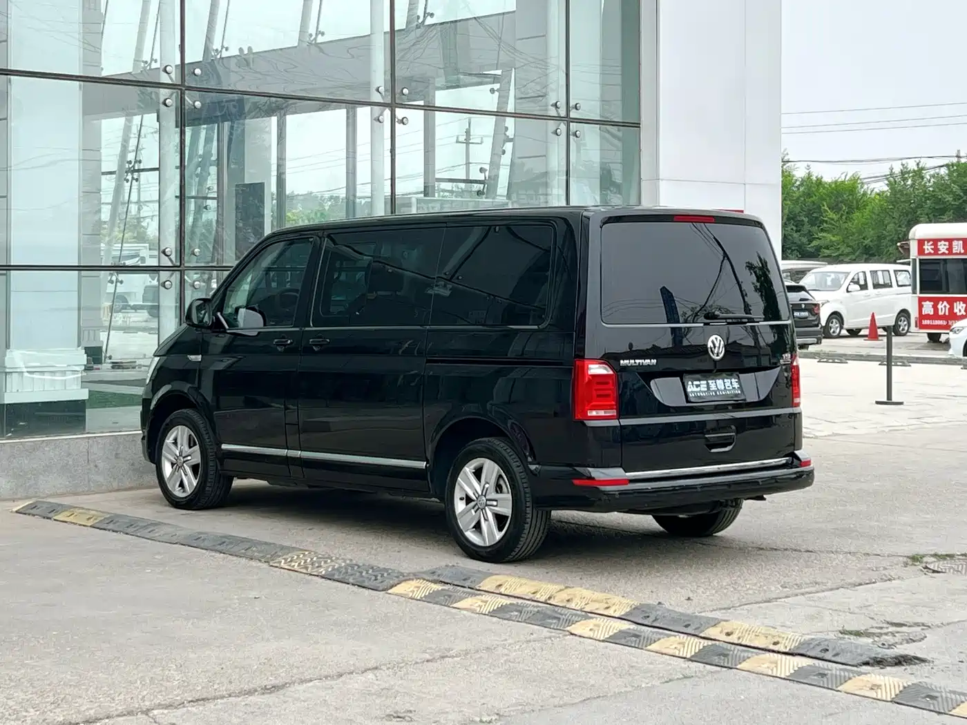 Volkswagen Multivan 2016 2.0TSI 4WD Prestige 7-Seater фото 6