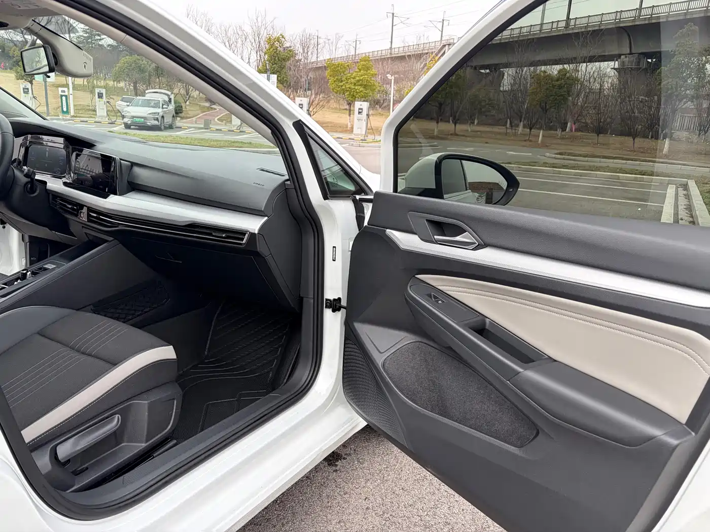 Volkswagen Golf 2023 Facelift 200TSI DSG Pro фото 11