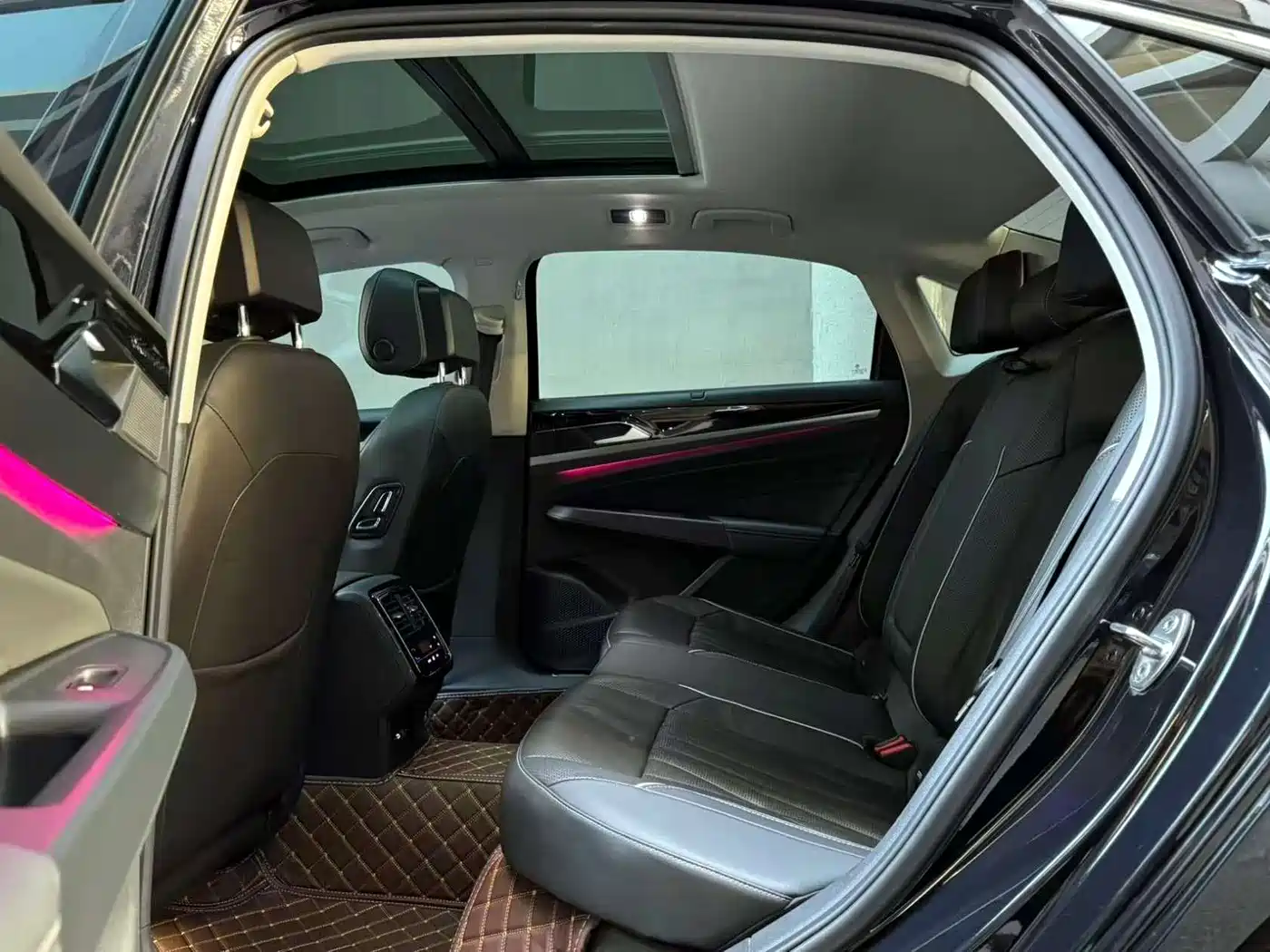 Volkswagen Passat 2022 330TSI Starlight Luxury Edition фото 10