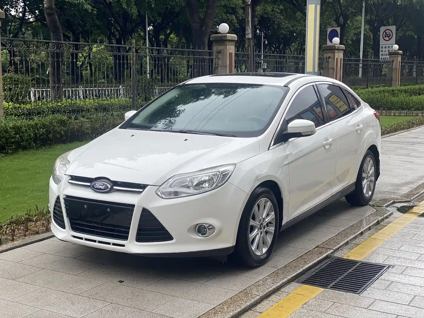 Photo 1 - Ford Focus