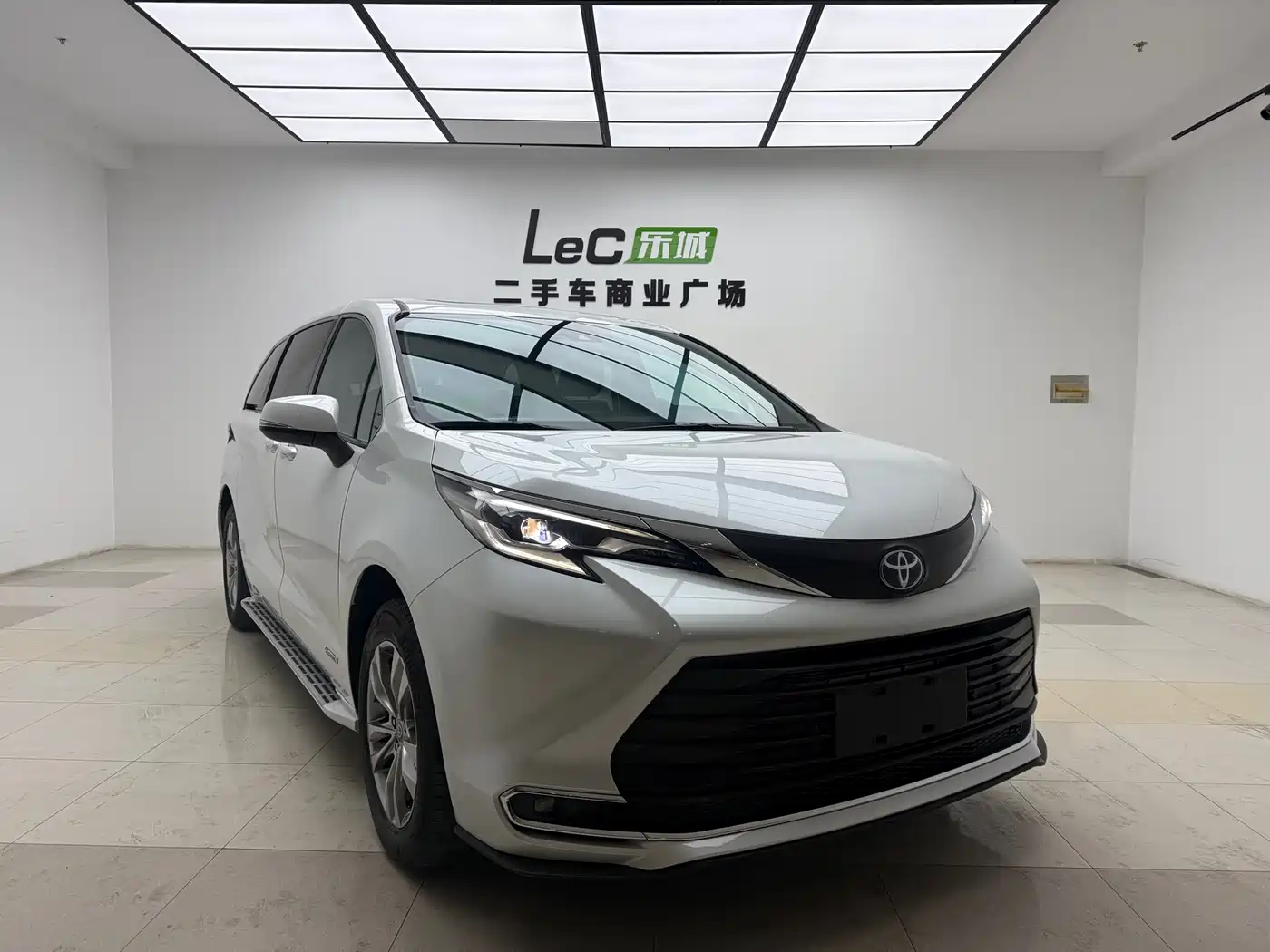 Toyota Sienna 2023 2.5L Hybrid Comfort Edition фото 2