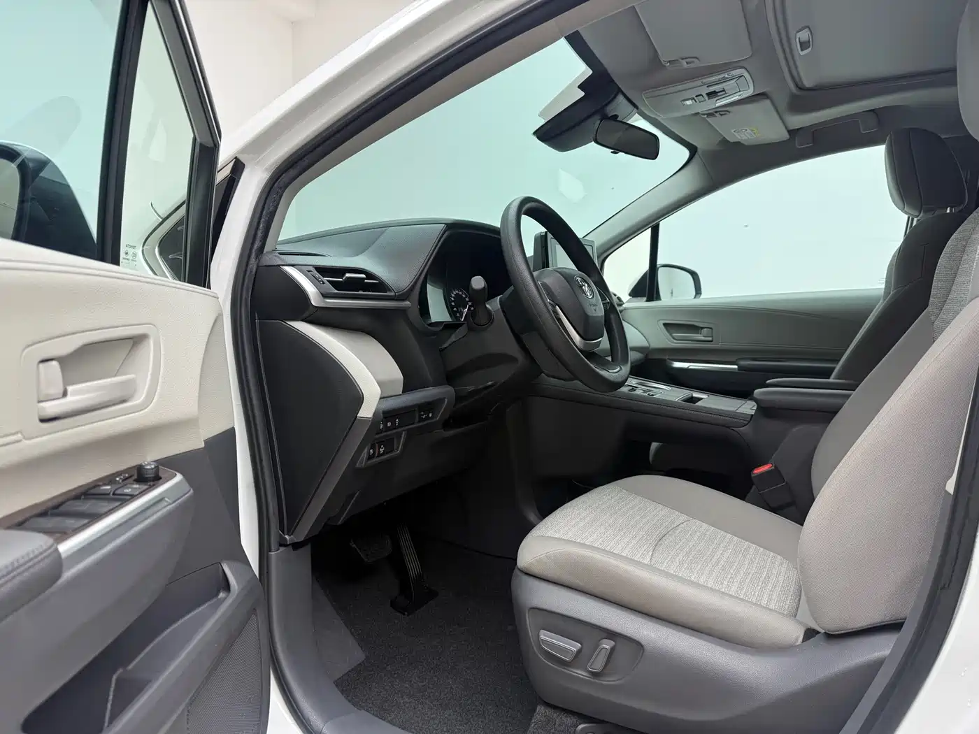 Toyota Sienna 2023 2.5L Hybrid Comfort Edition фото 13
