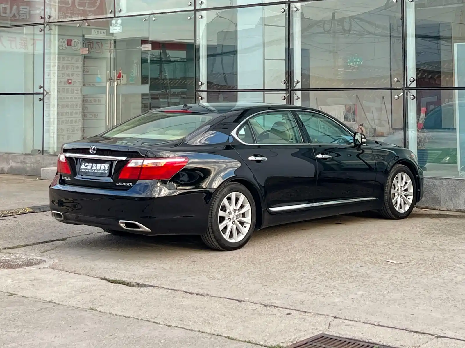 Фото 4 - Lexus LS