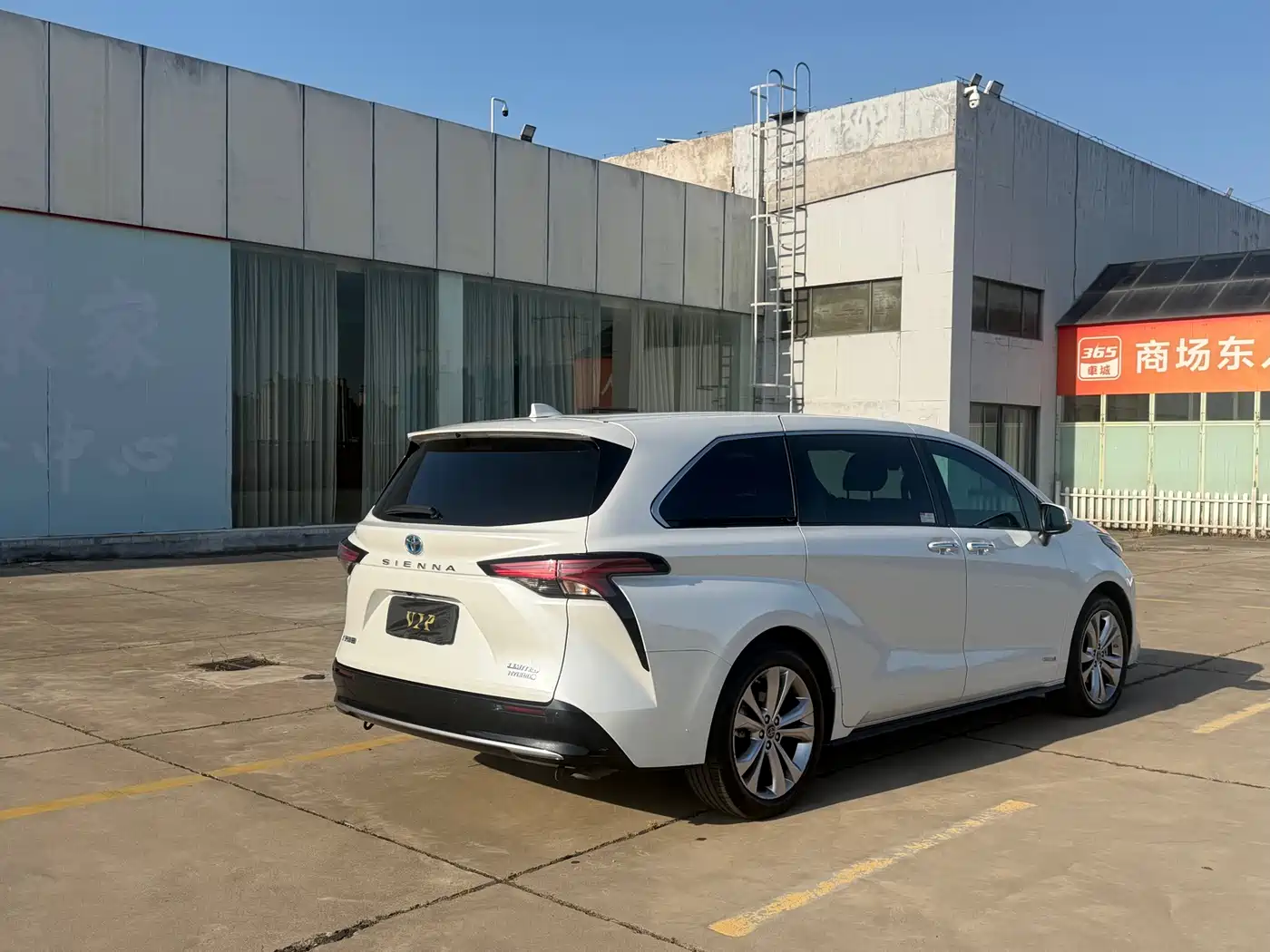 Toyota Sienna 2023 2.5L Hybrid Premium Edition фото 5