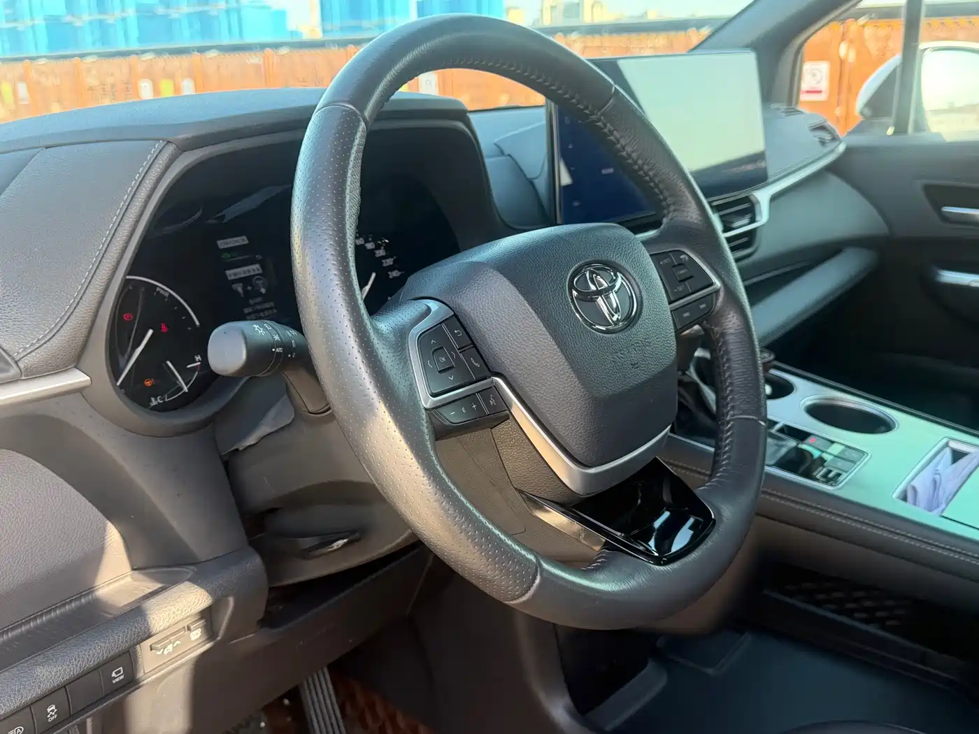 Toyota Sienna 2023 2.5L Hybrid Premium Edition фото 13