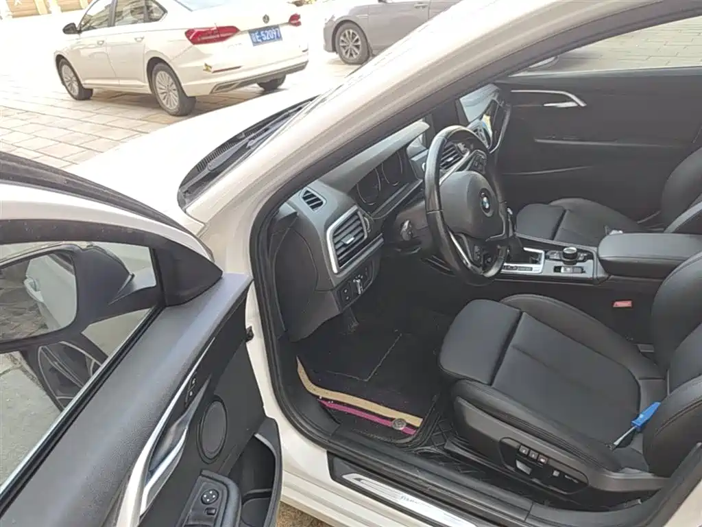 BMW 1 Series 2018 118i Sport Edition фото 15