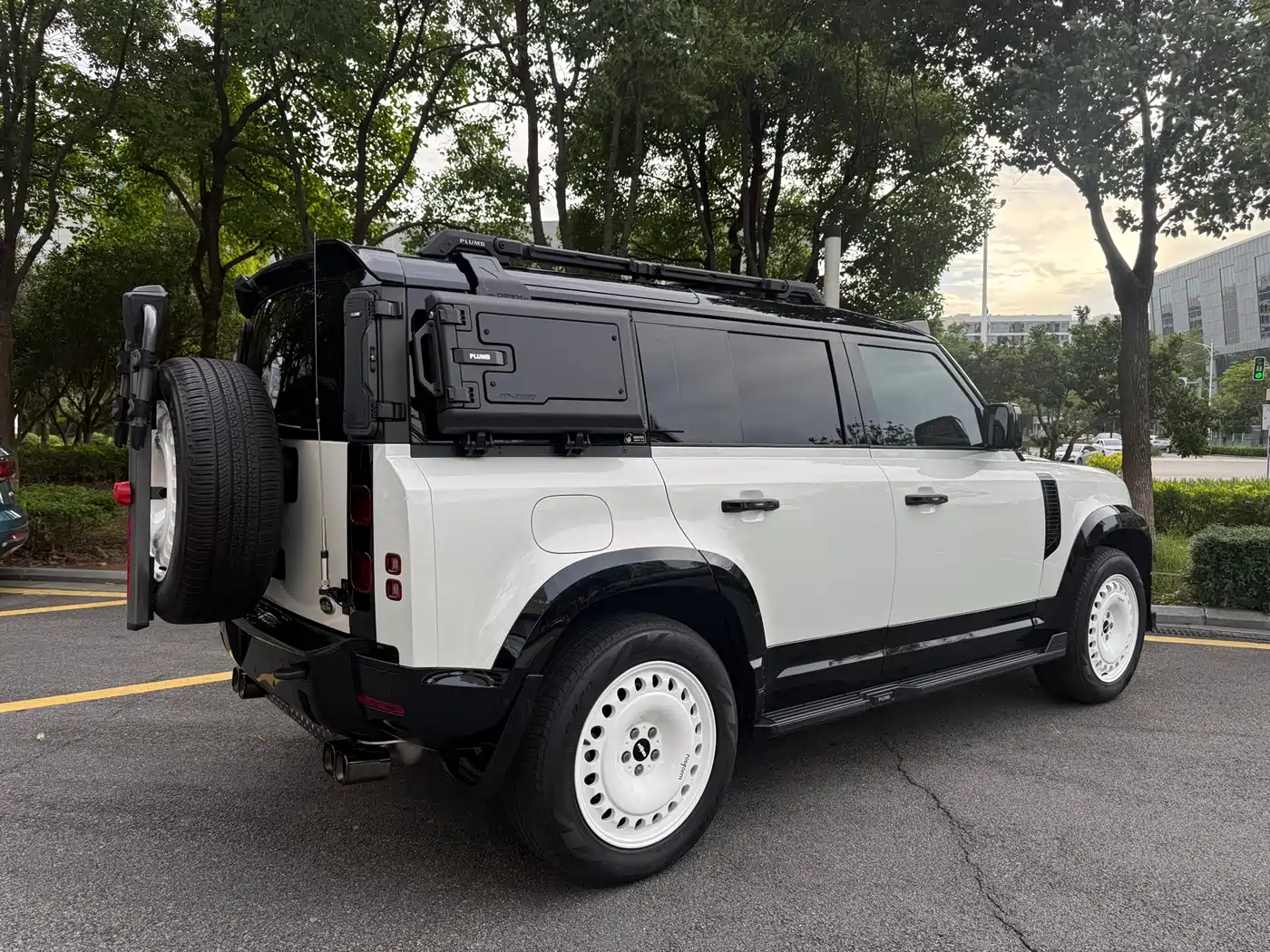 Land Rover Defender 2023 110 3.0T P400 75th Anniversary Legend Edition фото 6