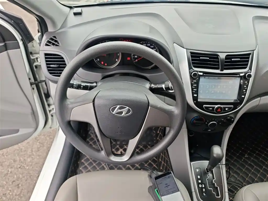 Hyundai Verna 2014 1.4L Automatic Leading GLX фото 11