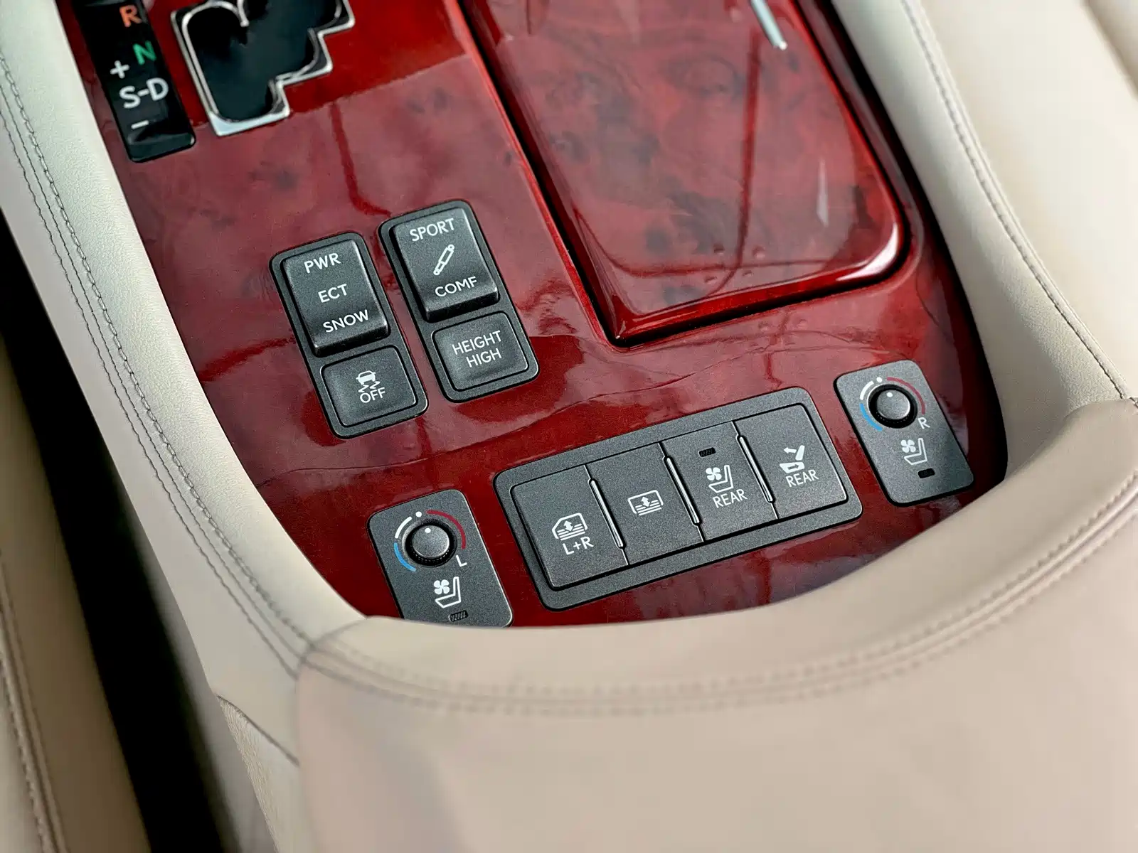 Фото 18 - Lexus LS