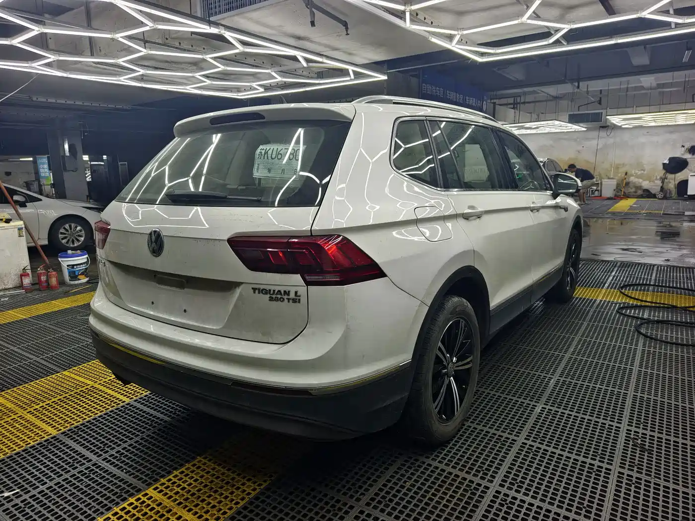 Photo 4 - Volkswagen Tiguan L