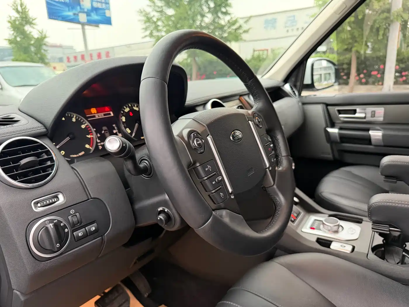 Land Rover Discovery 2014 3.0 SC V6 HSE фото 15