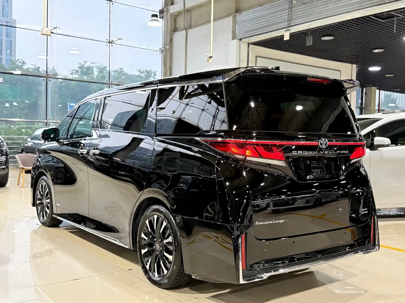 Toyota Vellfire 2024 Crown Hybrid 2.5L Executive Premium Edition фото 29