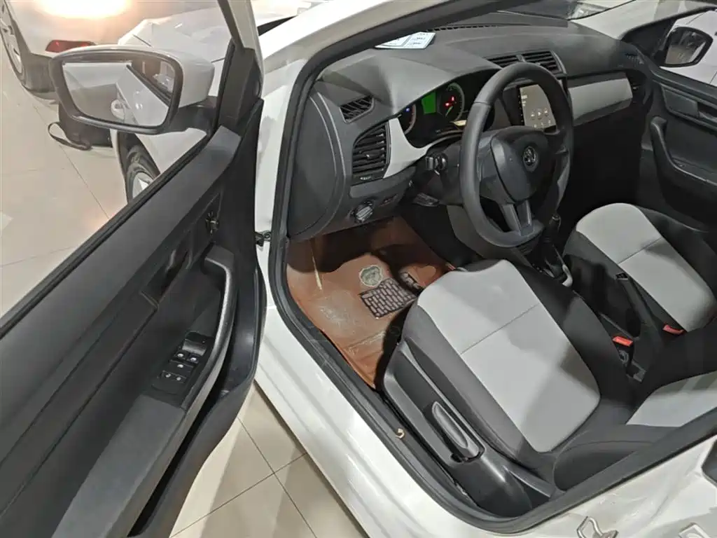 Škoda Fabia 2017 1.4L Auto Car Enjoy Edition фото 16