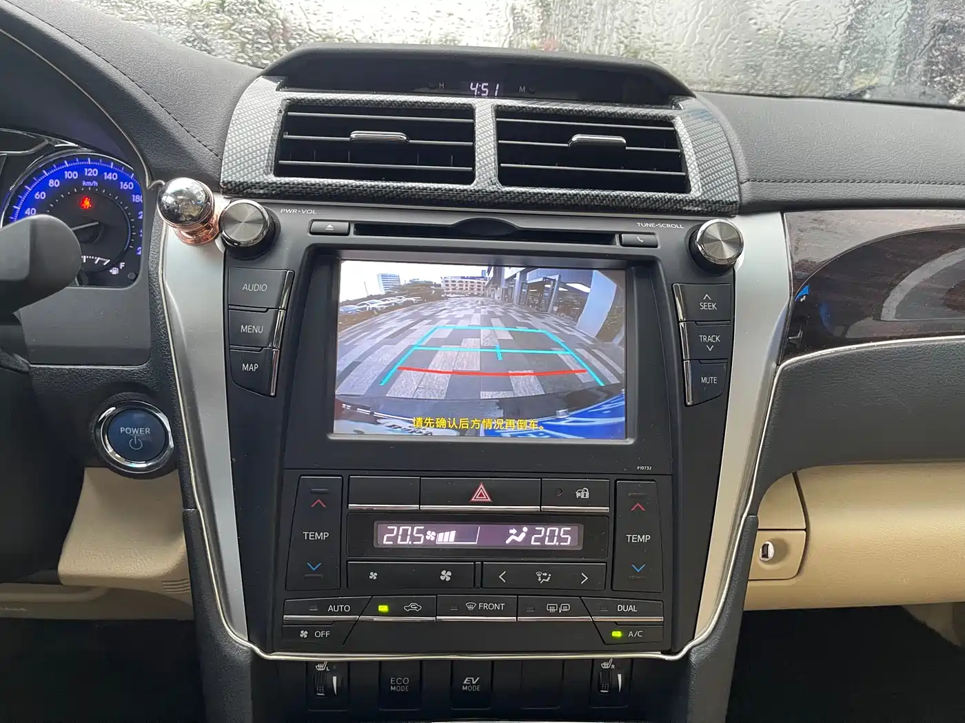 Toyota Camry 2016 Hybrid 2.5HG 10th Anniversary Luxury Navigation Edition фото 15