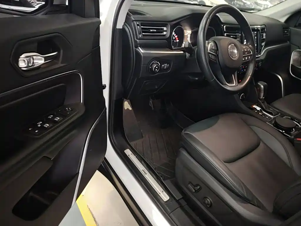 Photo 16 - Jeep Grand Commander