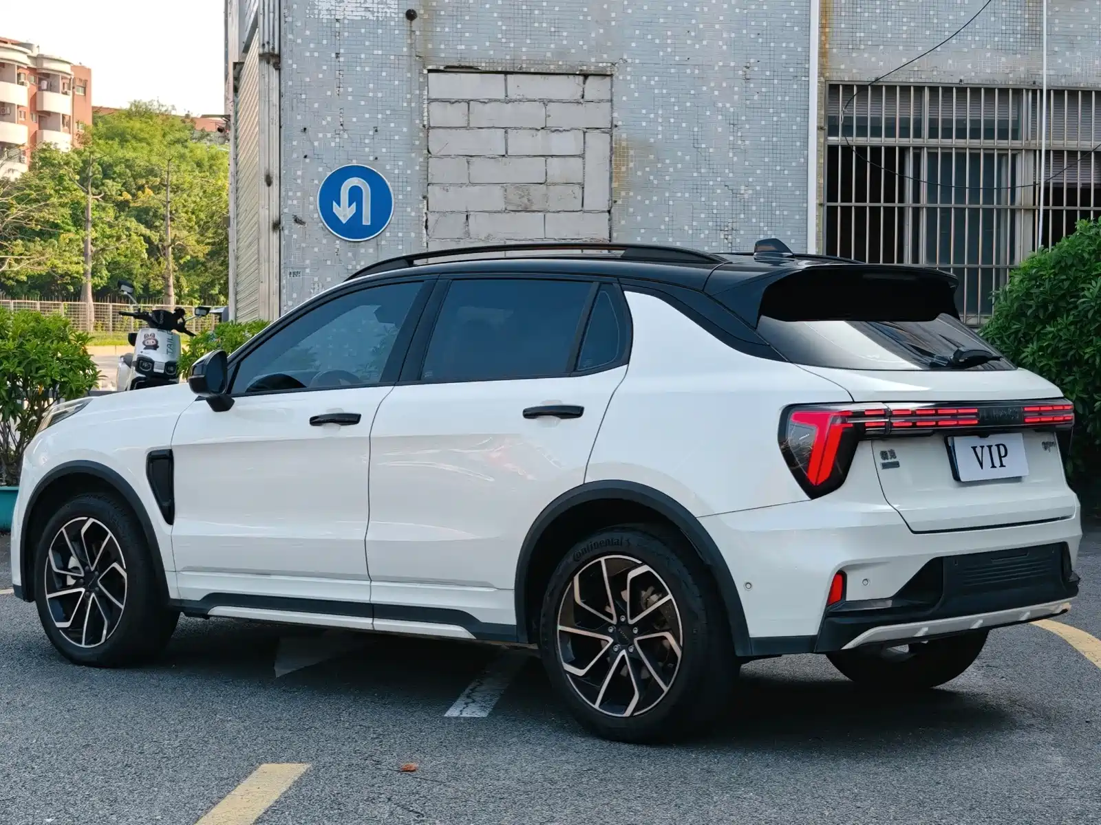 Photo 8 - Lynk & Co 01