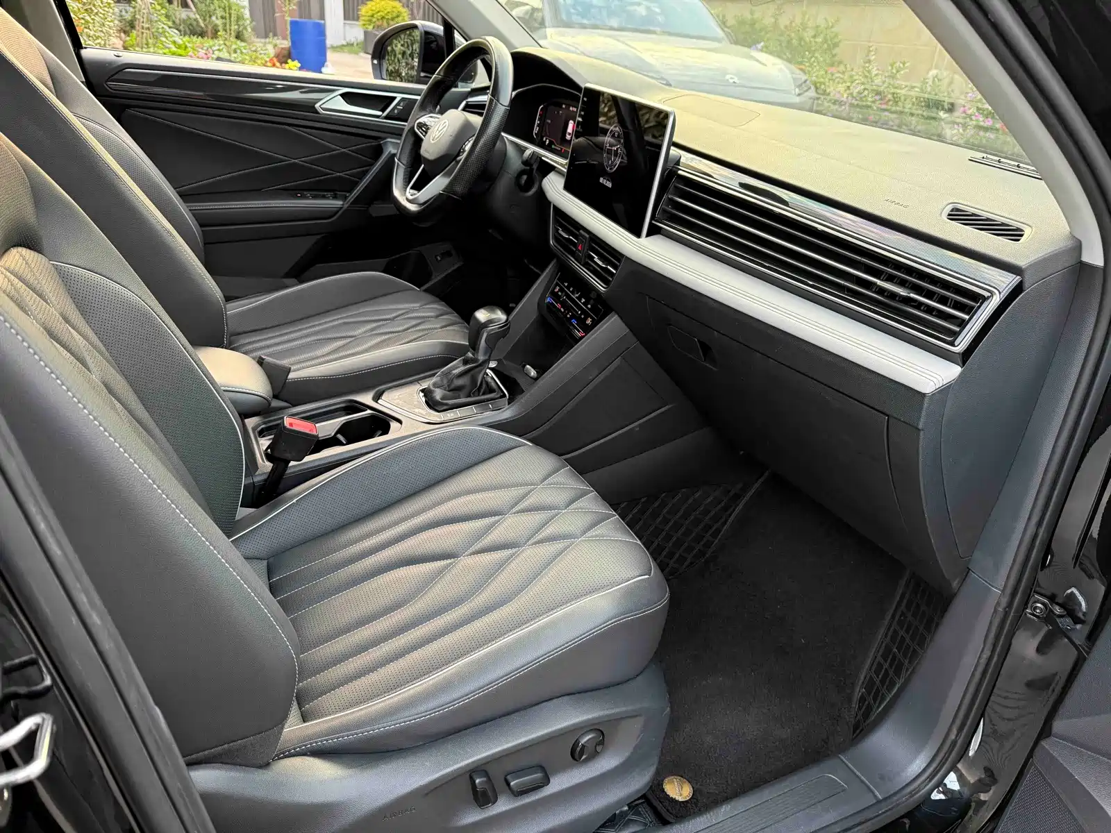Photo 4 - Volkswagen Tiguan L