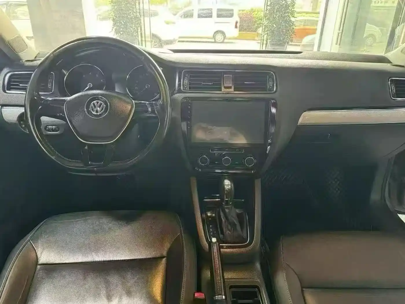 Volkswagen Sagitar 2015 1.6L Automatic Comfort фото 7