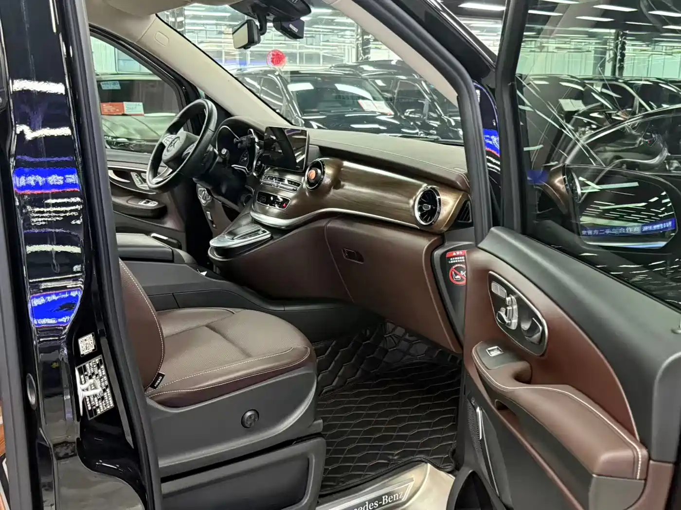 Mercedes-Benz V-Class 2022 V 260 L Long Wheelbase Luxury Edition фото 5