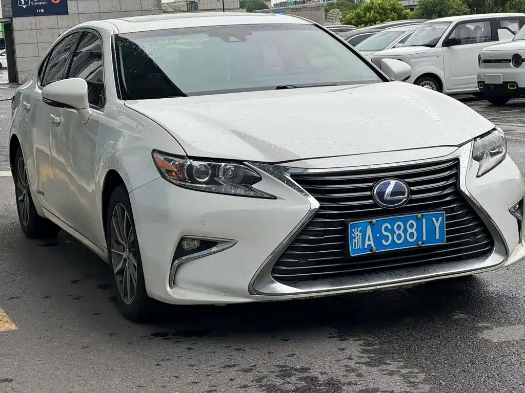 Фото 2 - Lexus ES
