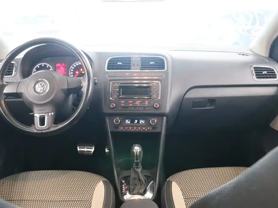 Volkswagen Polo 2012 1.6L Cross Polo AT фото 5