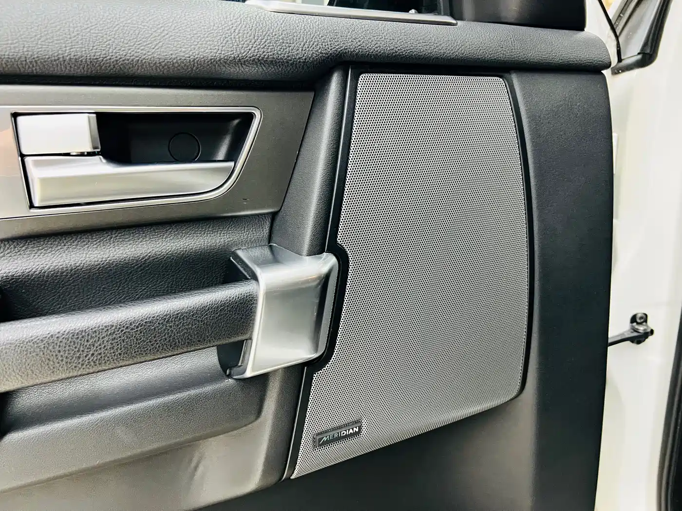 Land Rover Discovery 2016 3.0 SC Black Edition SE фото 8