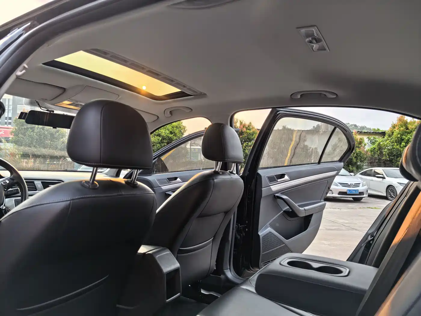 Volkswagen Lavida 2017 1.6L Automatic Comfort Edition фото 12