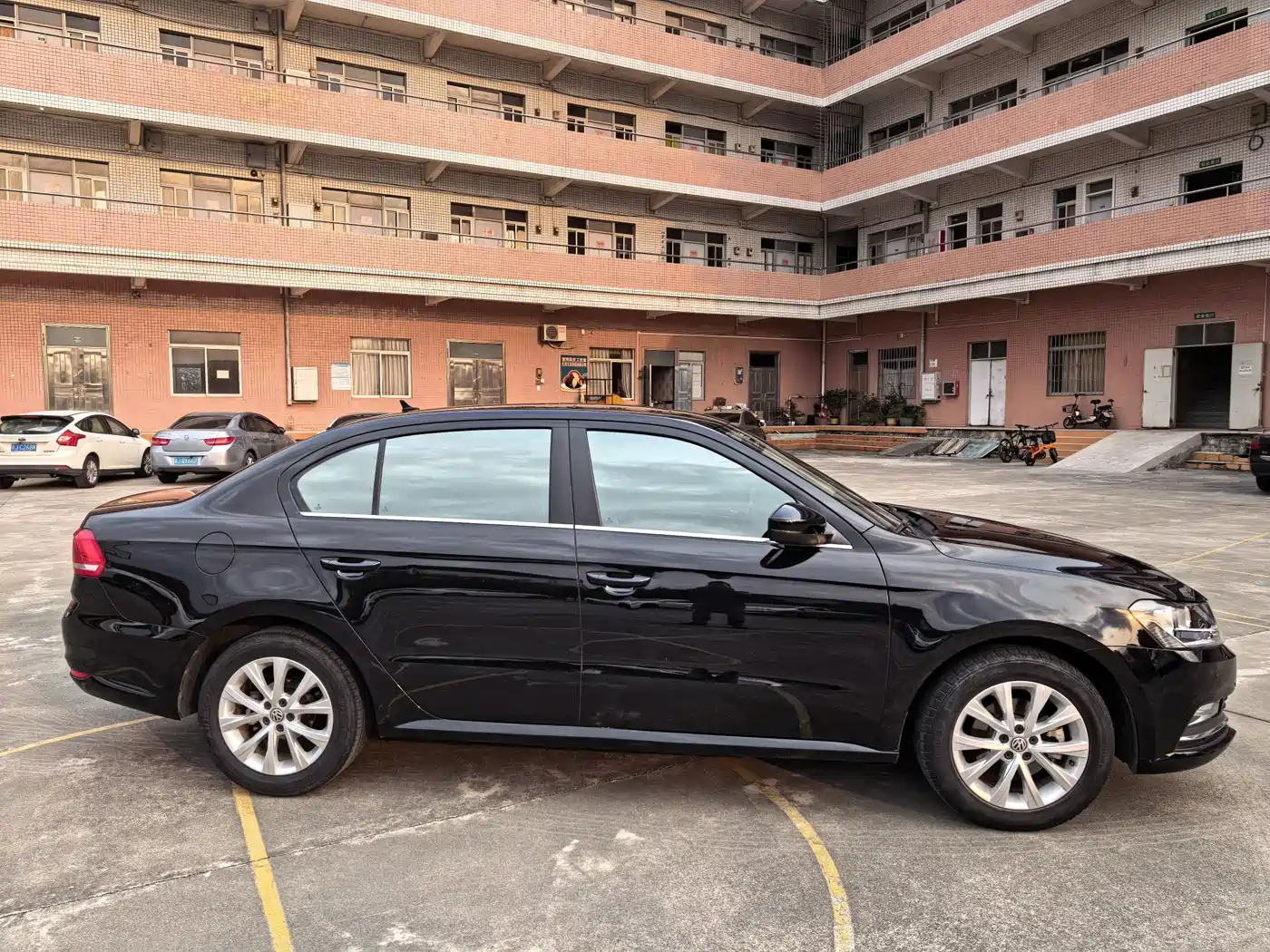 Volkswagen Lavida 2017 1.6L Automatic Comfort Edition фото 4
