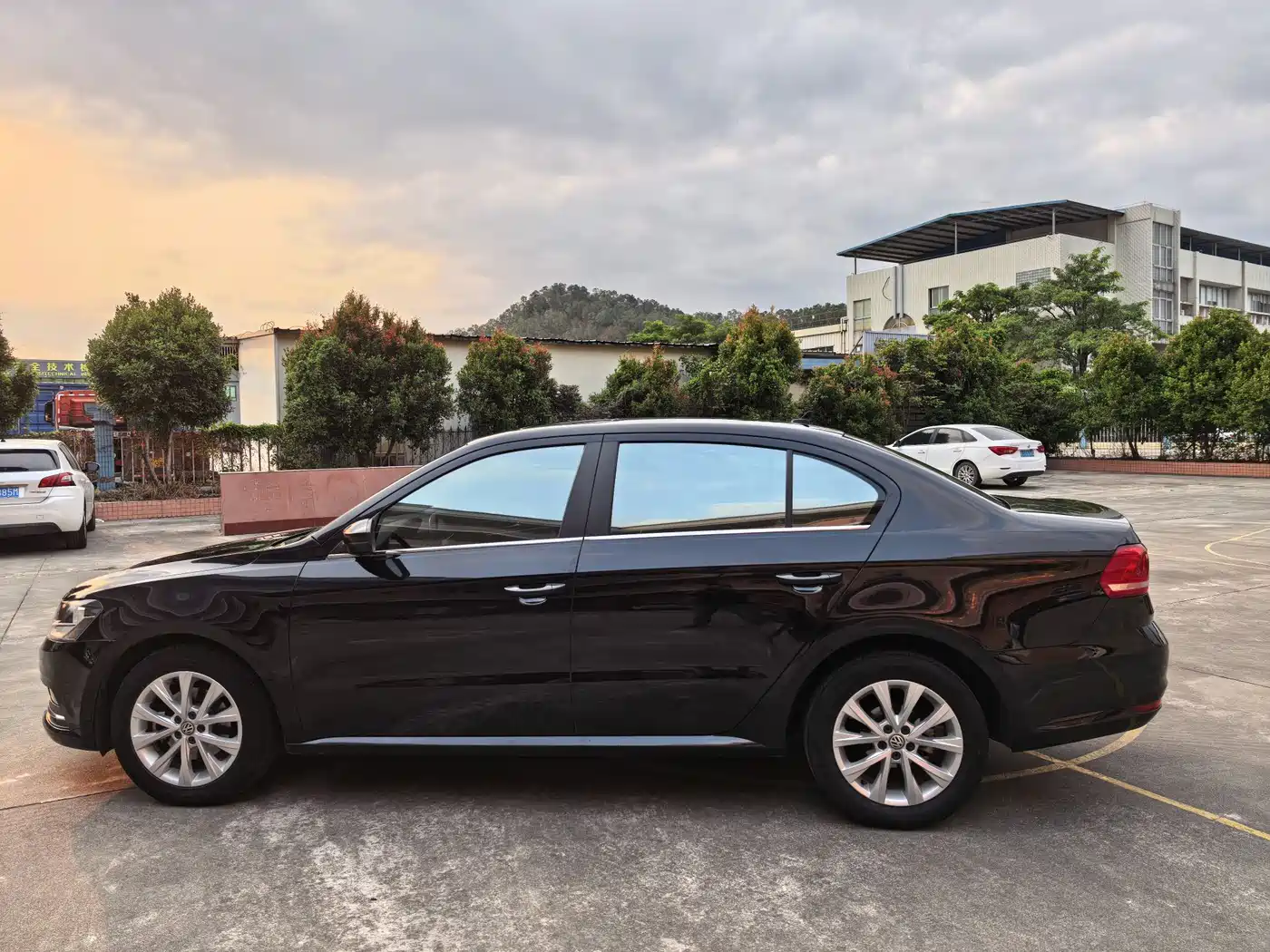 Volkswagen Lavida 2017 1.6L Automatic Comfort Edition фото 8