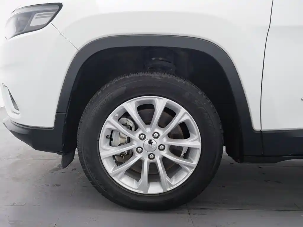 Фото 17 - Jeep Cherokee