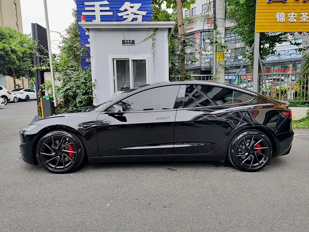 Фото 3 - Tesla Model 3