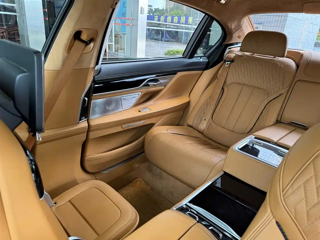 BMW 7 Series 2017 750Li xDrive Customized Edition (4-Seater) фото 27