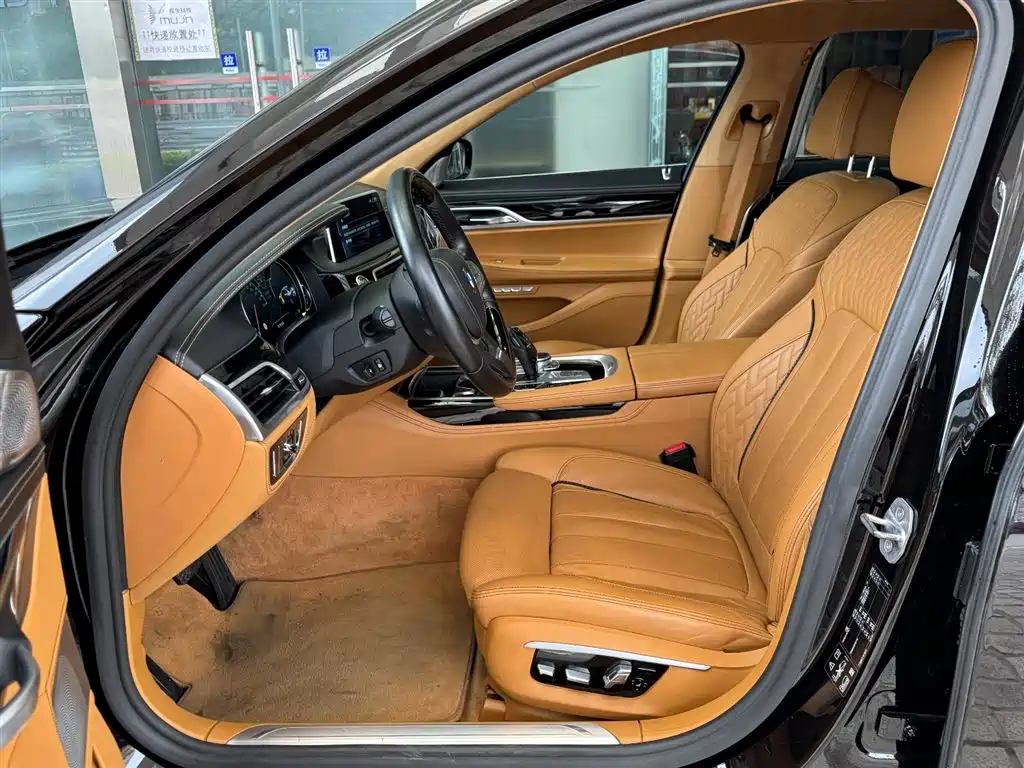 BMW 7 Series 2017 750Li xDrive Customized Edition (4-Seater) фото 6