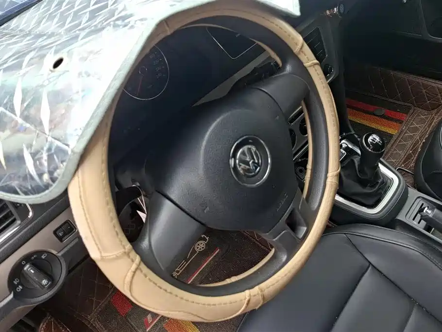 Volkswagen Lavida 2013 Facelift Classic 1.6L Manual Comfort фото 15